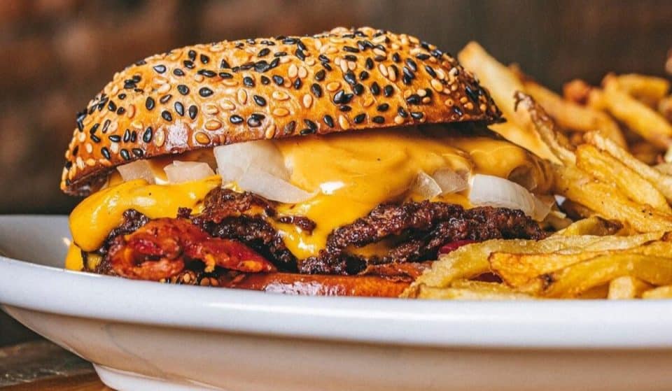 Holy Burger: clássico hambúrguer do centro é eleito o 5º melhor do mundo