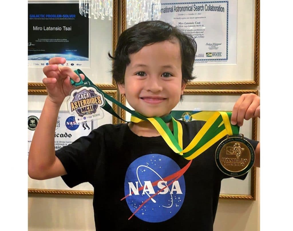 menino de 5 anos descobre asteroides
