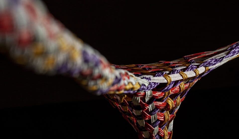 Japan House inaugura exposição com tradicionais trançados de seda usados da moda à tecnologia
