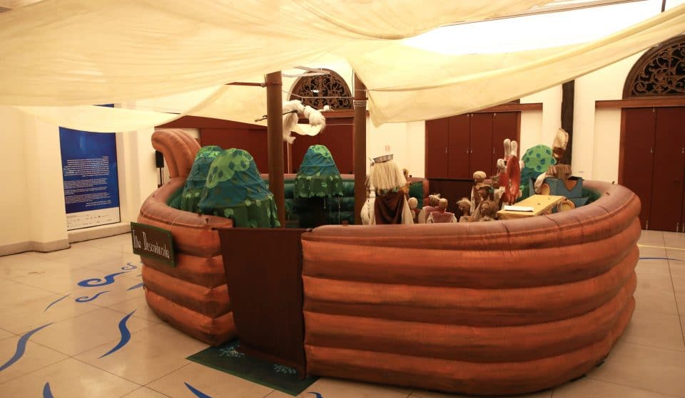 Instalação ‘O Conto da Ilha Desconhecida’ leva barca de 7 metros ao Museu da Língua Portuguesa