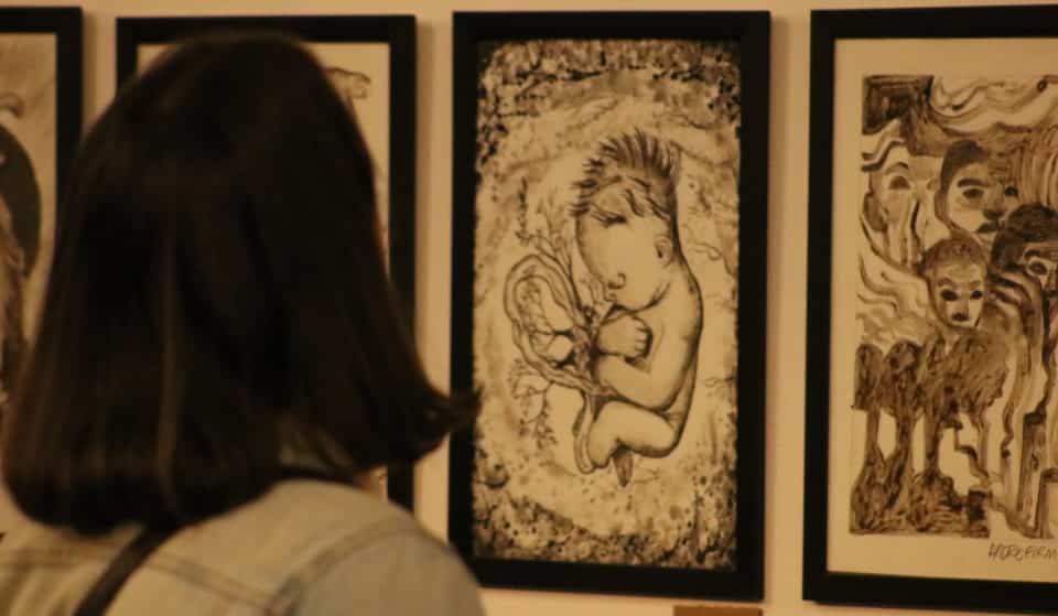 Exposição gratuita em SP reúne mais de 200 obras de arte feitas com cinzas de florestas queimadas