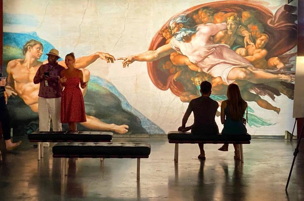 visitantes na exposição imersiva sobre Michelangelo que leva a Capela Sistina