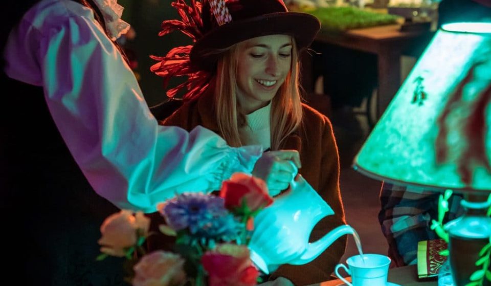 Perca-se no País das Maravilhas nesta extravagante festa do chá e gin do Chapeleiro Maluco
