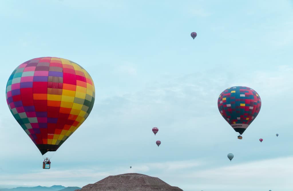 Passeios românticos em dias de sol: passeio de balão
